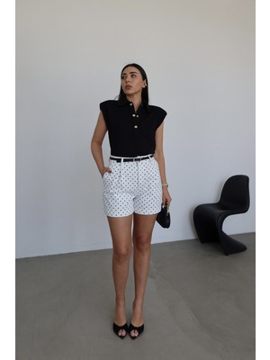 Özge Özgenç Puantiyeli Kemerli Şort