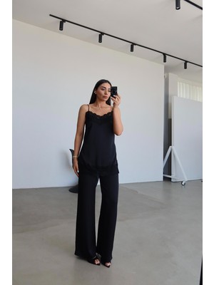 Özge Özgenç Ip Askılı Dantelli Saten Bluz Pantolon Takım