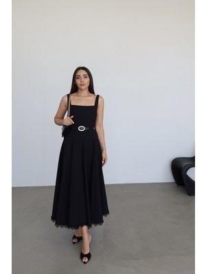 Özge Özgenç Kalın Askılı Dikişli Elbise