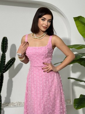 Yureli Askılı Kare Yaka Fiyonk Aplike Uzun Elbis