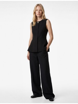 Koton Bisiklet Yaka Metal Aksesuarlı Kolsuz Peplum Bluz