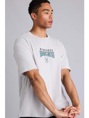 DeFacto %100 Pamuk NBA Milwaukee Bucks Overshirt Fit Kısa Kollu Tişört H3329AX26SM