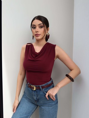 Esra Helvacı Sıfır Kol Tokalı Degaje Yaka Bluz