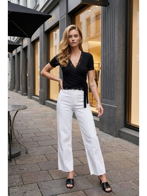 Modeva Global Dantel Detaylı Kruvaze Yaka Kısa Kollu Kadın Bluz – Şık ve Günlük Kullanıma Uygun Slim Fit T-Shirt