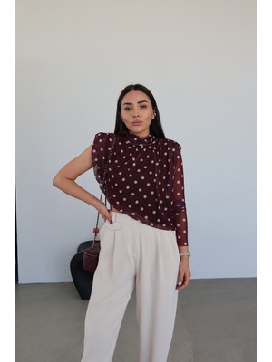 Özge Özgenç Puantiye Desenli Tek Kol Bluz