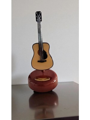 Famemus Accessory Dekoratif Şık Tasarımlı Gıtar Görünüm Dönen Müzik Kutusu 22 cm Boyut