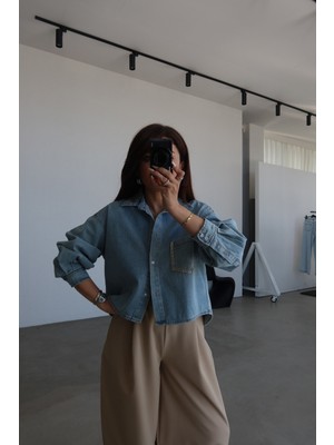 Özge Özgenç Yakası ve Cebi Taşlı Denim Gömlek