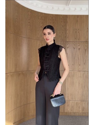 Qimya Butik Keyymod Kadın Ilmek Düğmeli Önü Astarlı Kolsuz Full Dantel Bluz