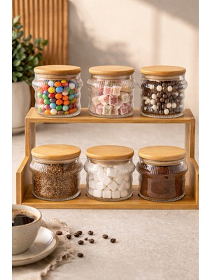 Nokka 6’lı Baharatlık (8x8 Cm) Seti Ahşap Standlı – Kapaklı Cam Kavanoz Seti Mutfak Düzenleyici & Kahve Baharat Organizer