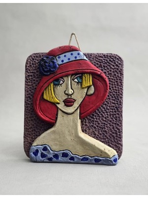 Odmek El Yapımı Seramik Kırmızı Şapkalı Kız Duvar Süsü – 19,5 x 23 cm