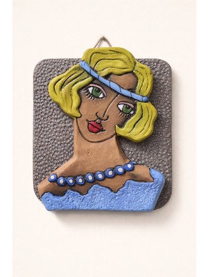 Odmek El Yapımı Seramik Sarı Saçlı Kız Seramik Duvar Süsü – 19,5 x 23 cm