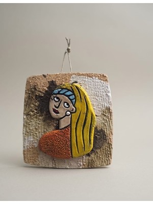 Odmek Inci Küpeli Kız Seramik Duvar Süsü | El Yapımı Dekoratif Tablo 18X18 cm