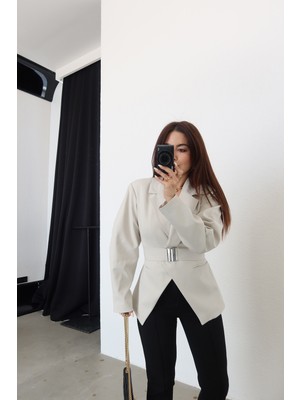 Özge Özgenç Asimetrik Kesim Kemeri Lastikli Ceket