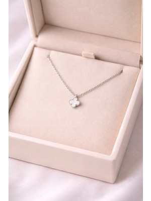 Bezos Beyaz Yonca Figürlü Çelik Kolye Model 17 – Kararmaz, Paslanmaz, Minimal & Şık Kadın Kolyesi