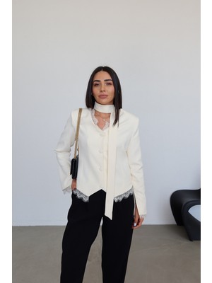 Özge Özgenç Dantel Detaylı Kapak Düğmeli Ceket