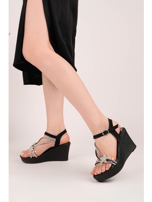 Ramer Çiçek Taş Detaylı Siyah Dolgu Topuk Sandalet – 9 cm Platform Kum Kaplama