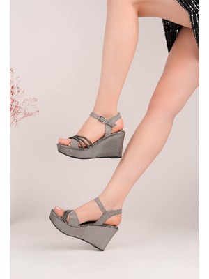 Ramer Çapraz Taş Detaylı Platin Dolgu Topuk Sandalet – 9 cm Platform Kum Kaplama