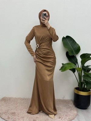 Moda Morfo Yandan Büzgülü Taşlı Taka Detaylı Saten Abiye -Vizon