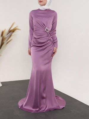 Moda Morfo Yandan Büzgülü Taşlı Taka Detaylı Saten Abiye -Lila