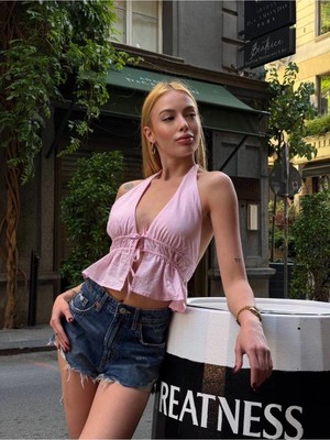 MetuCa Kadın Halter Yaka Boyundan ve Önden Bağlamalı Sırtı Açık Fırfırlı Crop Bluz - Pembe