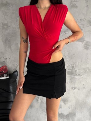MetuCa Kadın Vatkalı Kruvaze Yaka Kolsuz Drapeli Vücudu Saran Alttan Çıtçıtlı Bodysuit - Kırmızı