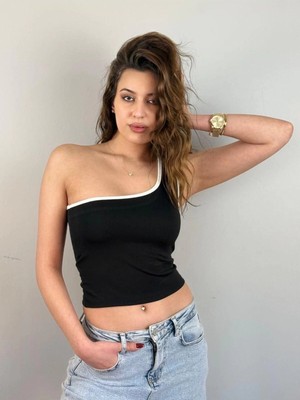 MetuCa Kadın Tek Omuz Üstü Kontrast Şeritli Vücuda Oturan Kaşkorse Crop Bluz - Siyah