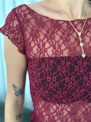 MetuCa Kadın Kayık Yaka Kısa Kollu File Desenli Göğüs Şeritli Dantel Transparan Bluz - Bordo