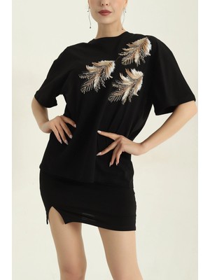 MetuCa Kadın Siyah Bisiklet Yaka Tüy Nakışlı Boncuk ve Payet Işlemeli Pamuklu Tişört