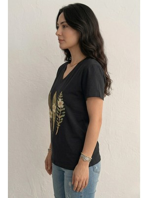 MetuCa Kadın Siyah V Yaka Yaprak Desenli ve Üç Boyutlu Çiçek Işlemeli Pamuklu Tişört