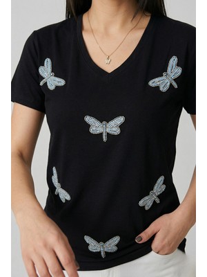 MetuCa Kadın Siyah V Yaka Yusufçuk Boncuk Işlemeli ve Kabartma Nakışlı Pamuklu Tişört