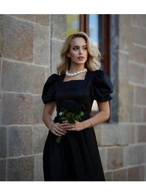 MetuCa Kadın Siyah Kare Yaka Karpuz Kol Taşlı Kemerli Uzun Saten Abiye Elbise