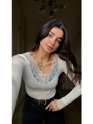 MetuCa Kadın Beyaz V Yaka Dantel Detaylı Uzun Kollu Esnek Viskon Bluz