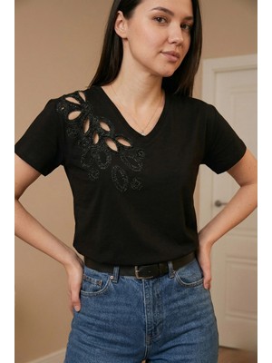 MetuCa Kadın Siyah V Yaka Fisto Nakışlı Taşlı Pamuklu Tişört