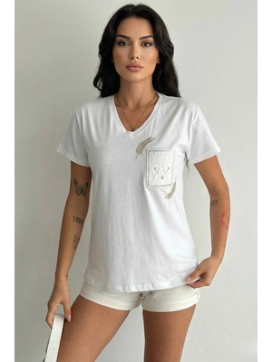 MetuCa Kadın Beyaz V Yaka Cep Detaylı Fisto Nakışlı ve Simli Yaprak Işlemeli Pamuklu Tişört