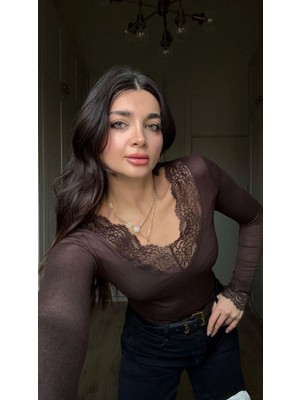 MetuCa Kadın Kahverengi V Yaka Dantel Detaylı Uzun Kollu Esnek Viskon Bluz