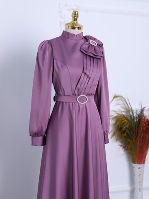 Moda Morfo Broşlu Fiyonklu Taşlı Kemerli Saten Abiye -Lila