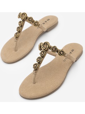 Marjin Kadın Ince Bantlı Parmak Arası Altın Metal Tokalı Taşlı Günlük Terlik Enovi Bej Süet