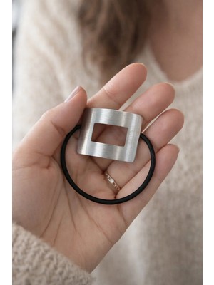 Bymiel Modern Metal Detaylı Lastik Toka – Minimal Şık Saç Tokası