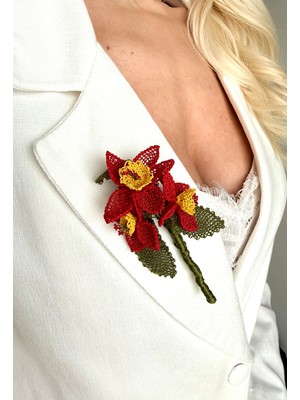 Kuvars Atalier Kırmızı Çiçekli Iğne Oyası Yaka Iğnesi - El Yapımı Zarif Şık Broş