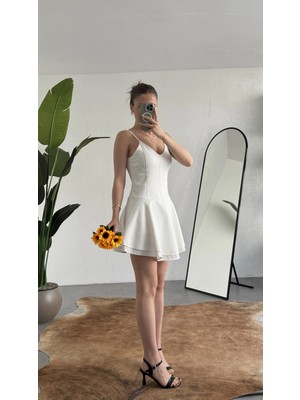 Asfa Moda Kadın Beyaz Askılı Mini Şortlu Elbise – V Yaka, Korse Formlu, Volanlı Etek, Yazlık & Özel Gün Elbisesi