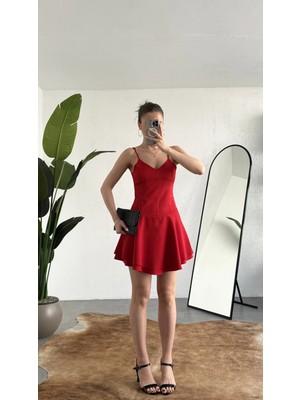 Asfa Moda Kadın Kırmızı Askılı Mini Şortlu Elbise – V Yaka, Korse Formlu, Volanlı Etek, Yazlık & Özel Gün Elbisesi