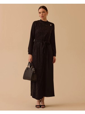 Seçil 1024 Omuzdan Düğme Detaylı Kendinden Desenli Saten Elbise #26#