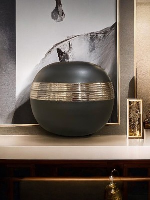 Berra Ceramic Modern Mat Gri Metal Vazo, Krom Detaylı Dekoratif Salon Vazosu, Krom Detaylı Lüks Dekoratif Tasarım Objesi