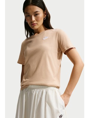 Nike Club Essentials Kadın Kısa Kollu Tişört