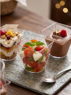 Parti Adresi Mika Plastik Mini Kare Sunum Kasesi Şeffaf Kap 240 ml 24'lü