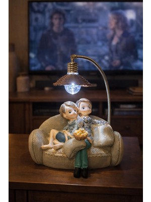 Pileli Store Koltukta Oturan Sevgililer Romantik Işıklı Biblo – Film Gecesi Temalı  | Sevgiliye Hediye 17 cm