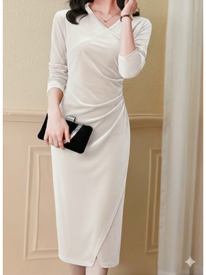 Kadın Uzun Kollu Kruvaze Yakalı Yandan Büzgülü Önden Çapraz Detaylı Midi Kadife Elbise