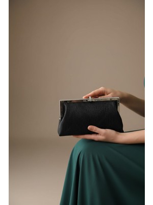 Enoch Kadın Dalgalı Dokulu Gümüş Çerçeveli ve Taşlı Kilit Detaylı Minimalist Abiye Portföy Çanta