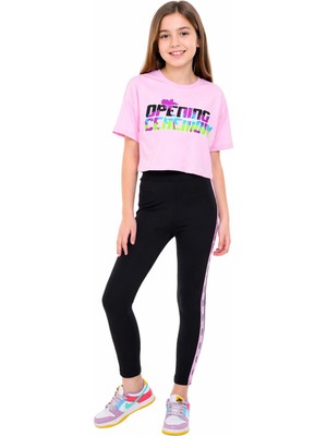 İrem Çocuk Giyim Kız Çocuk Opening Yazılı Omuzları Şerit Detaylı Kısa(Crop) Tişört Yanları Şeritli Tayt Ikili Takımı