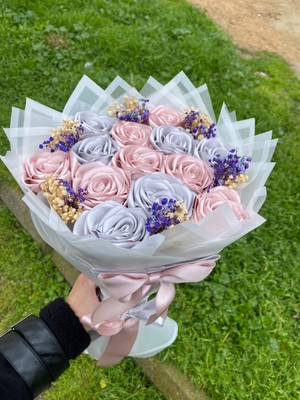 Buketim Seninle 13'lü Pudra Pembe ve Gri Cipsolu Solmayan Gül Buketi, Saten Çiçek, Kurdele Çiçek